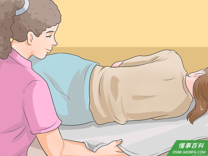 Step 5 将2条毛巾垫在病人身下，以免床被弄湿，还能让病人在擦澡过程中保持舒适。