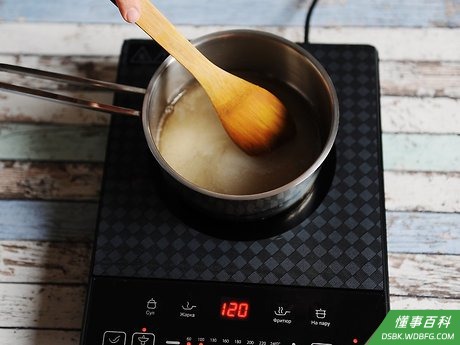 Step 3 将糖、水和玉米糖浆放进平底锅内混合。