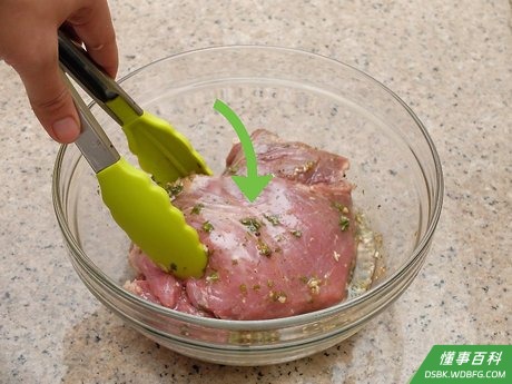 Step 2 给牛排涂上酱料。