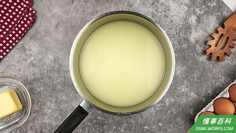 Step 1 把乳清从奶酪中隔离出来，放到一个抗电性的盆里。