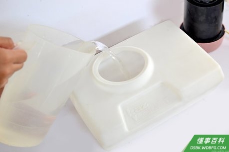 Step 3 往水箱里注入蒸馏水。