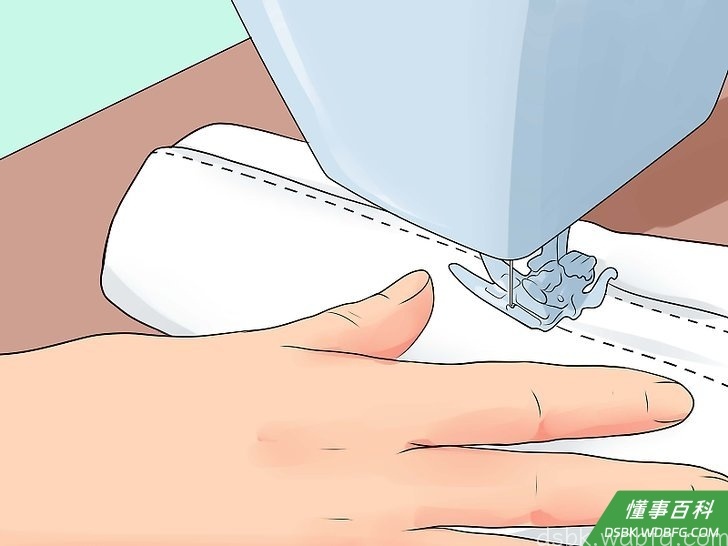 Step 4 把T恤衫的内衬翻出来并把袖子缝起来，从内衬缝可以避免看见接缝，这可是很必要的。