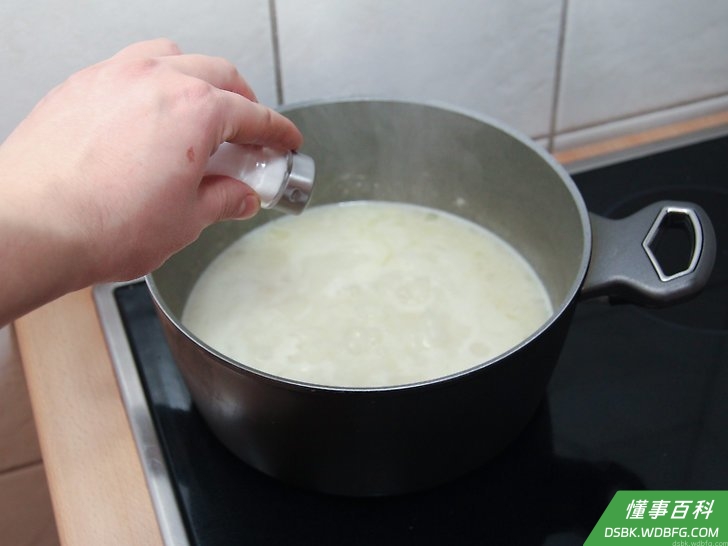 Step 15 加入盐和胡椒调味。