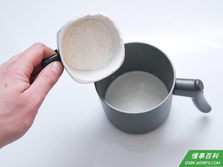 Step 4 把¼杯通用面粉和1 ½杯脱脂half and half一起加入一个小碗中搅拌均匀。