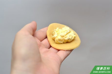 Step 3 把意大利饺馅料包进来。