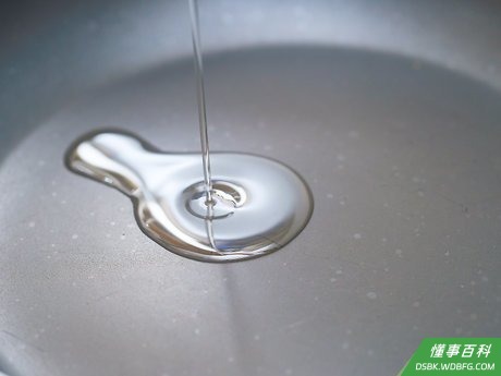 Step 2 将一块牛油或者猪油或者其他动物油脂放入锅中,牛油是最传统的,不过猪油或者甚至植物油相对更健康一些。...