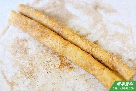 Step 7 把另一侧的酥皮也卷起来,让两条酥皮卷在中间相会。