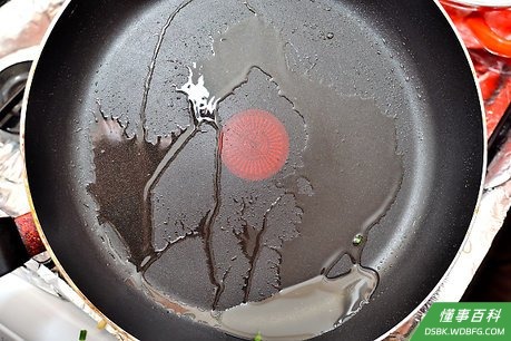 Step 1 用中大火加热锅中的2勺特级初榨橄榄油。