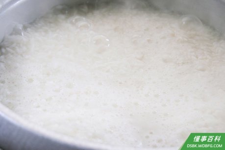 Step 4 一旦煮沸，关至小火，继续熬。
