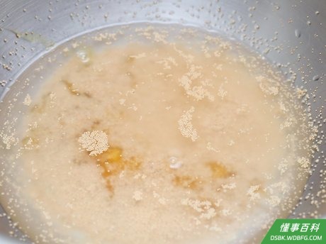Step 1 在一个大碗里，搅入酵母、蜂蜜和温水。