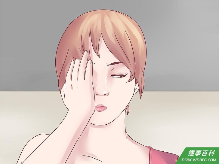 Step 2 用手掌敷眼睛，这样既能放松双眼，还能舒缓身心，眨眼也眨得更舒心。