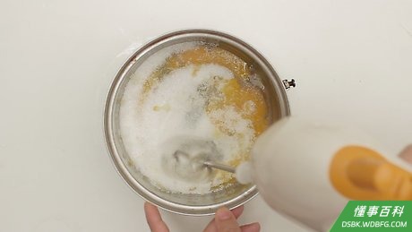 Step 8 将全蛋和蛋黄、白糖搅拌均匀。