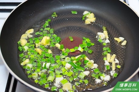 Step 2 加入豆子、蒜、姜以及葱。