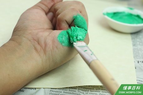 Step 3 将颜料涂于拳头一侧。