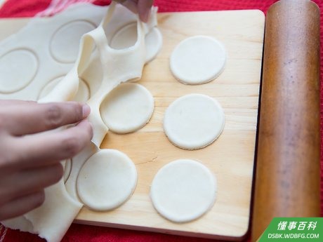 Step 6 把大面饼切成小面饼。