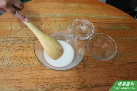 Step 3 向碗中加入3大勺面粉和10茶匙水，将两者混合均匀，使其成为较稀薄的混合物。