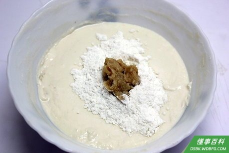 Step 3 第二天把剩下的面粉及酥油倒进去。