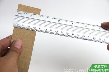 Step 1 切割一条棕色的工作用纸。