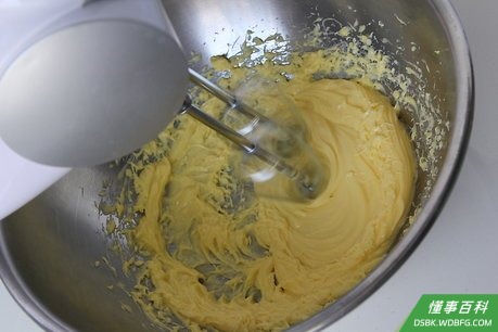 Step 1 搅拌黄油。