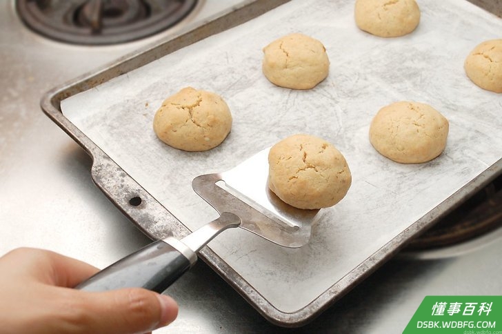 Step 8 用抹刀将脆饼从烘焙纸上取下并放在冷却网架上。