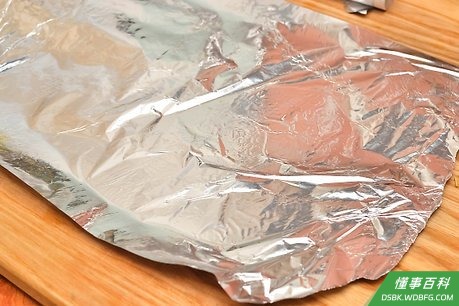 Step 2 在工作台上铺上一层锡纸						。...