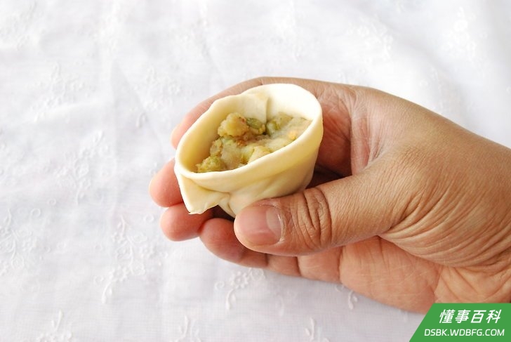 Step 4 填入馅料，包成三角饼。