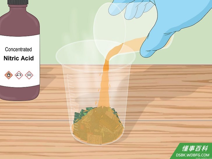 Step 4 将浓硝酸倒入存放电路板的玻璃容器中。