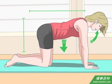 Step 4 跪在地面上，保持稳定的锻炼姿势。