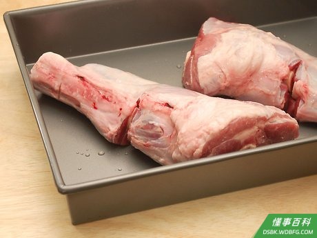 Step 1 把肉放置一会儿。
