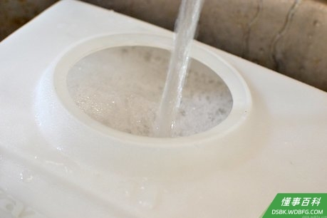 Step 5 冲洗水箱内部。