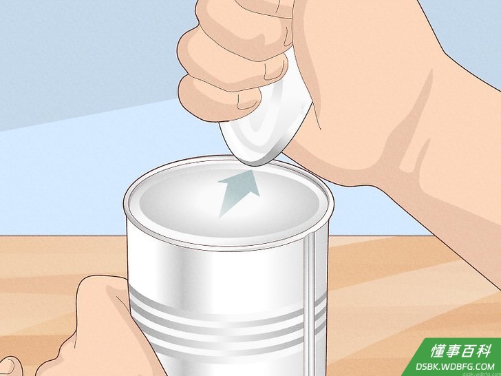 Step 2 将勺子的尖端对准罐头上盖的内侧边缘。