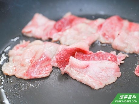 Step 3 将牛肉片放进锅中煎至没有粉红色为止。