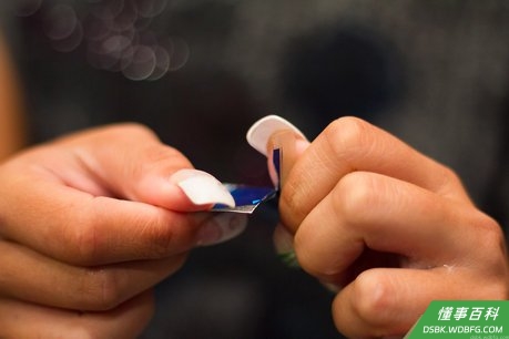 Step 2 将牙贴从硬塑膜上撕离下来，贴在你的上牙上，上牙通常都比较显眼，尤其是在你笑的时候。