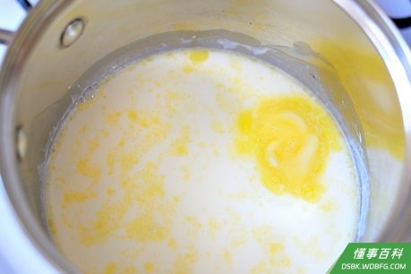Step 2 倒入白糖、盐、黄油或起酥油,让所有原料充分溶解。