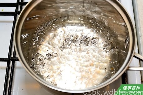 Step 1 煮锅加水烧开。