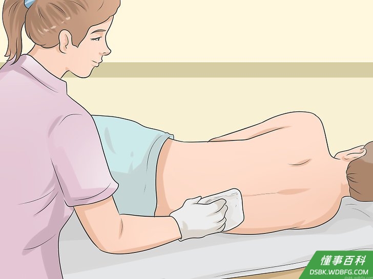 Step 3 清洁病人的后背和臀部。