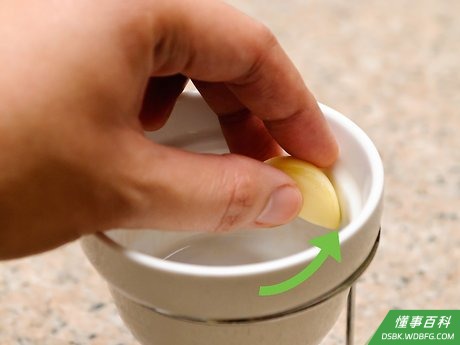Step 5 用大蒜瓣擦火锅。
