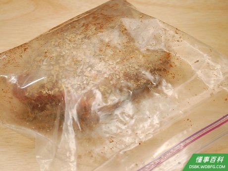 Step 1 将你的肉放在一个塑料袋中。