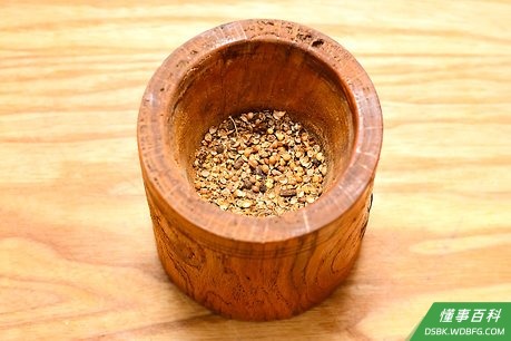 Step 1 用同样的方法来研磨胡椒和香菜籽并混合做成佐料。