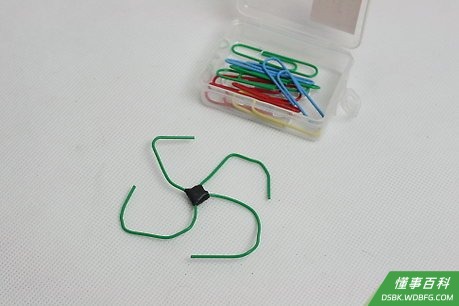 Step 2 用回形针做飞镖。