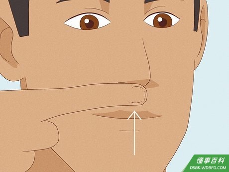 Step 8 捏着眉毛中间的部位（眉心）。