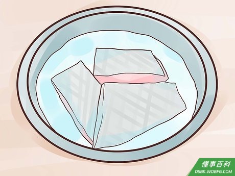 Step 2 将鱼放进盐水中浸泡一个小时。
