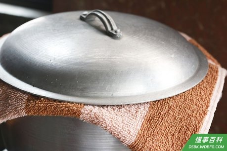 Step 4 关火，将锅端下来，等5分钟。