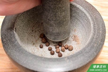 Step 2 对于大的香料和种子,使用击捣的方法。