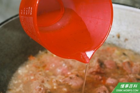 Step 4 在瓷焙盘中放入足够的液体将肉填满。