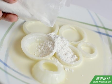 Step 3 将面粉和调味料倒入一只盘子中搅拌混合。