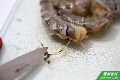 Step 2 去除虾背部的黑色虾线。