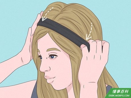 Step 2 把头巾围绕着额头和后脑勺绑起来。