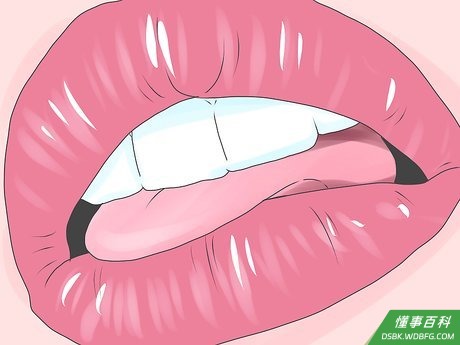 Step 7 如果你想让调情意味更浓的话,咬唇的时候可以用舌头舔舐下唇。