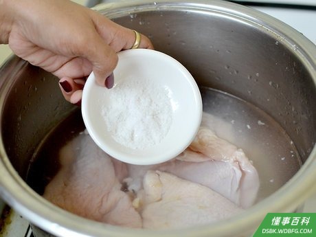 Step 2 在水中撒盐。
